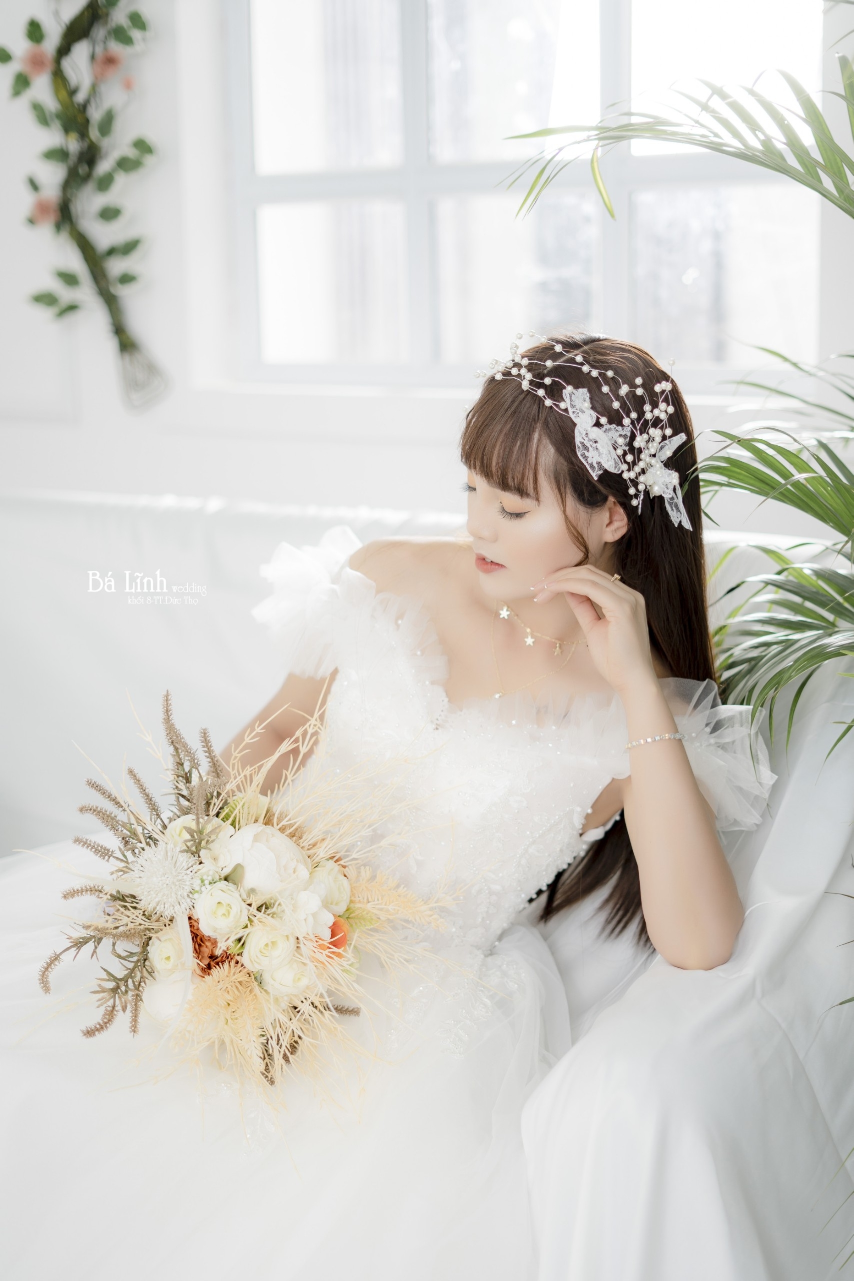 Nữ công nhân xinh đẹp trong trang phục truyền thống và hiện đại Nữ công nhân xinh đẹp trong trang phục truyền thống và hiện đại