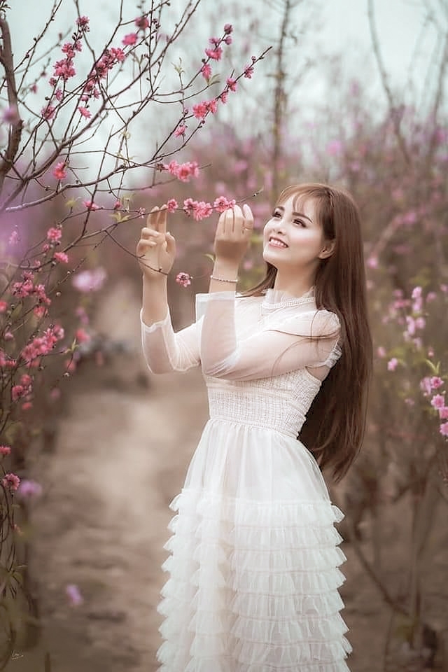 Nữ công nhân xinh đẹp trong trang phục truyền thống và hiện đại Nữ công nhân xinh đẹp trong trang phục truyền thống và hiện đại