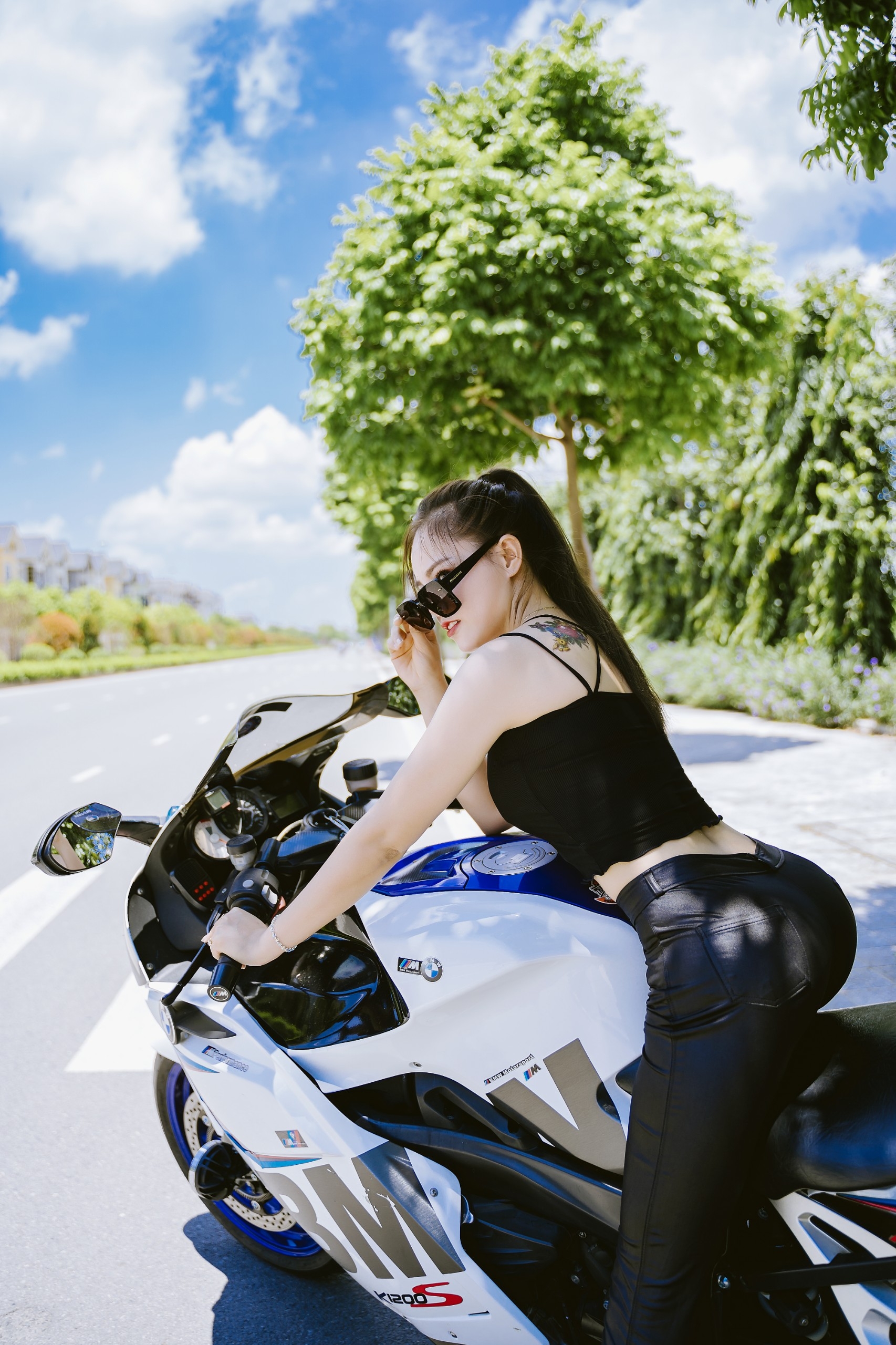 Nữ công nhân xinh đẹp trong trang phục truyền thống và hiện đại Nữ công nhân xinh đẹp trong trang phục truyền thống và hiện đại