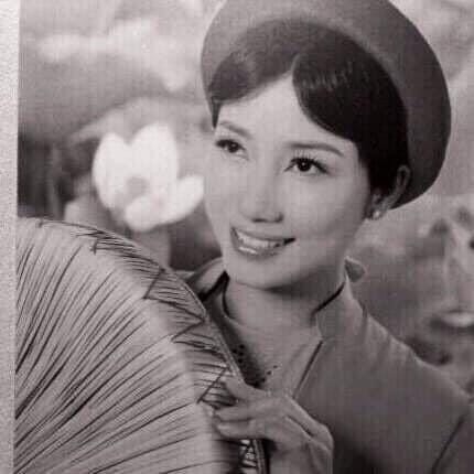 “Tôi muốn giữ gìn bản sắc dân tộc qua trang phục truyền thống”