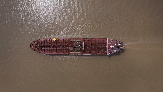 Những yếu tố kéo giá dầu sụt mạnh trong tuần