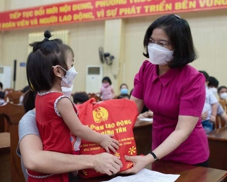 Thiết thực chăm lo cho công nhân khó khăn Thiết thực chăm lo cho công nhân khó khăn