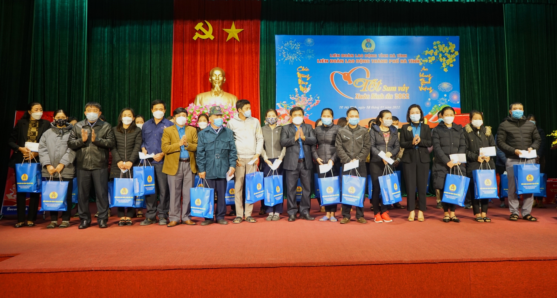 Phó Bí thư Tỉnh ủy Hà Tĩnh tặng quà 