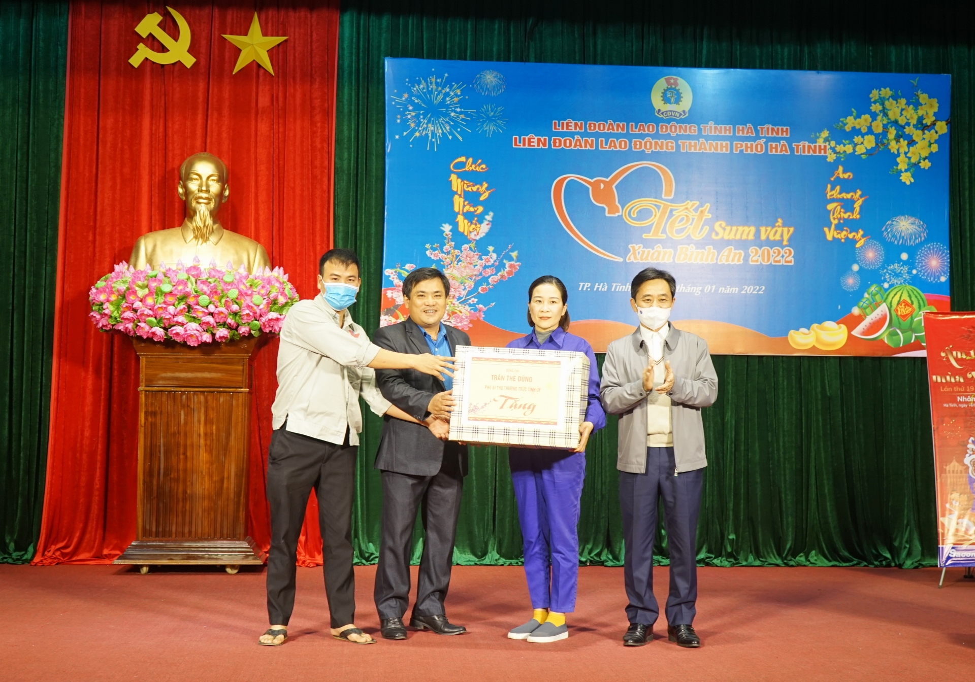 Phó Bí thư Tỉnh ủy Hà Tĩnh tặng quà 