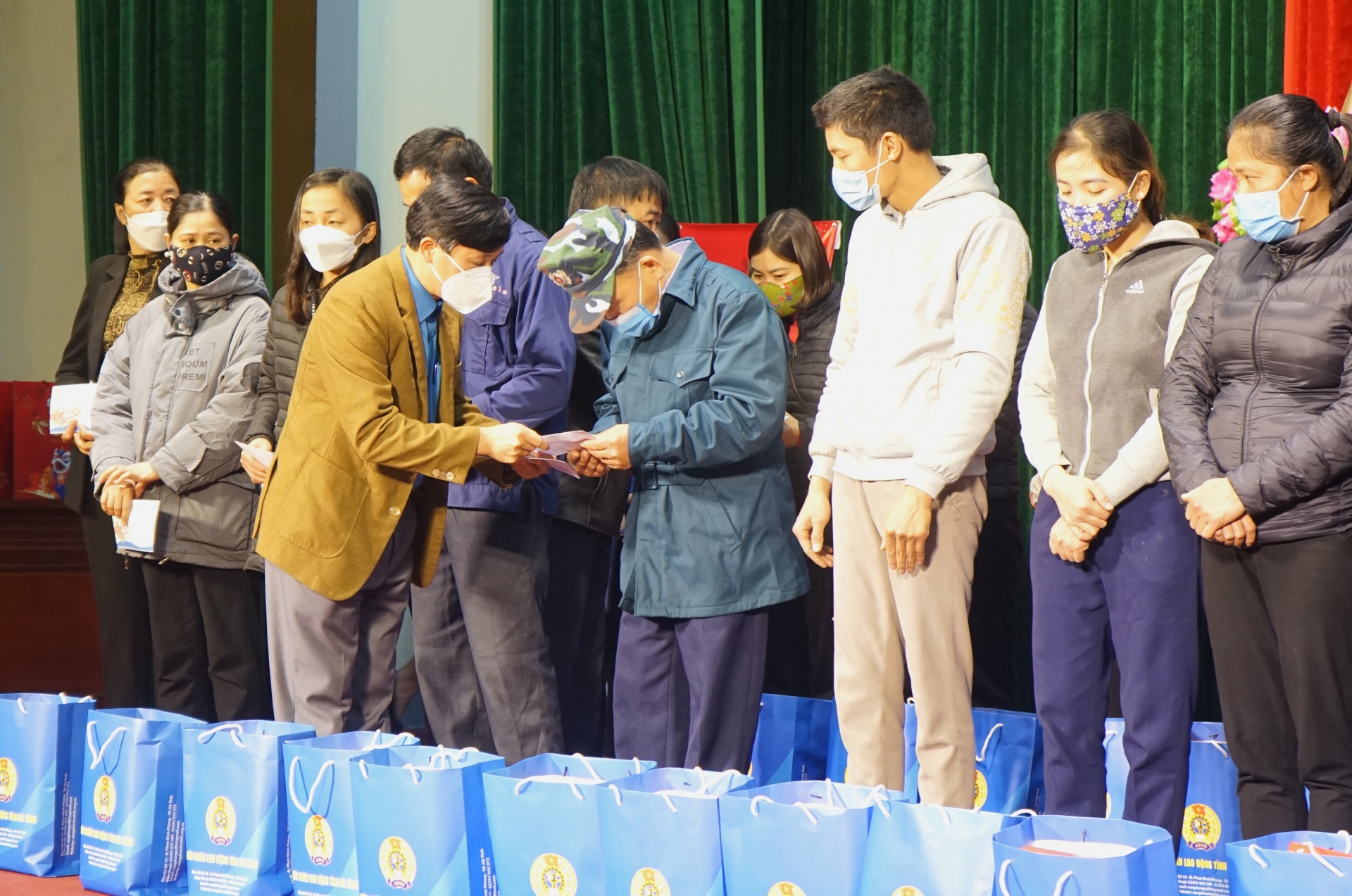 Phó Bí thư Tỉnh ủy Hà Tĩnh tặng quà 