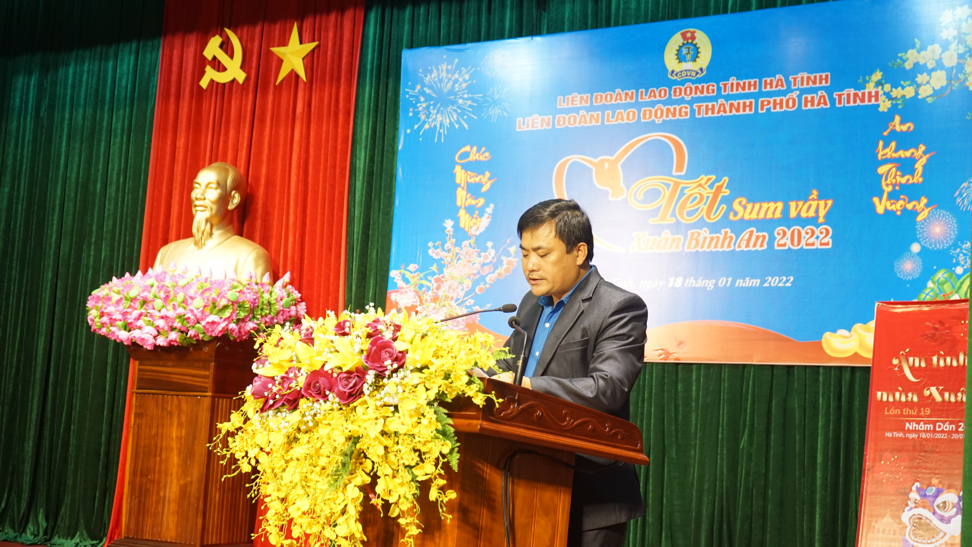 Phó Bí thư Tỉnh ủy Hà Tĩnh tặng quà 