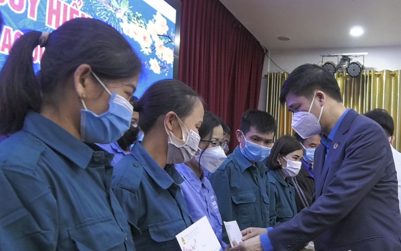 Thăm hỏi, tặng quà cho NLĐ có hoàn cảnh khó khăn tại Hà Tĩnh Thăm hỏi, tặng quà cho NLĐ có hoàn cảnh khó khăn tại Hà Tĩnh