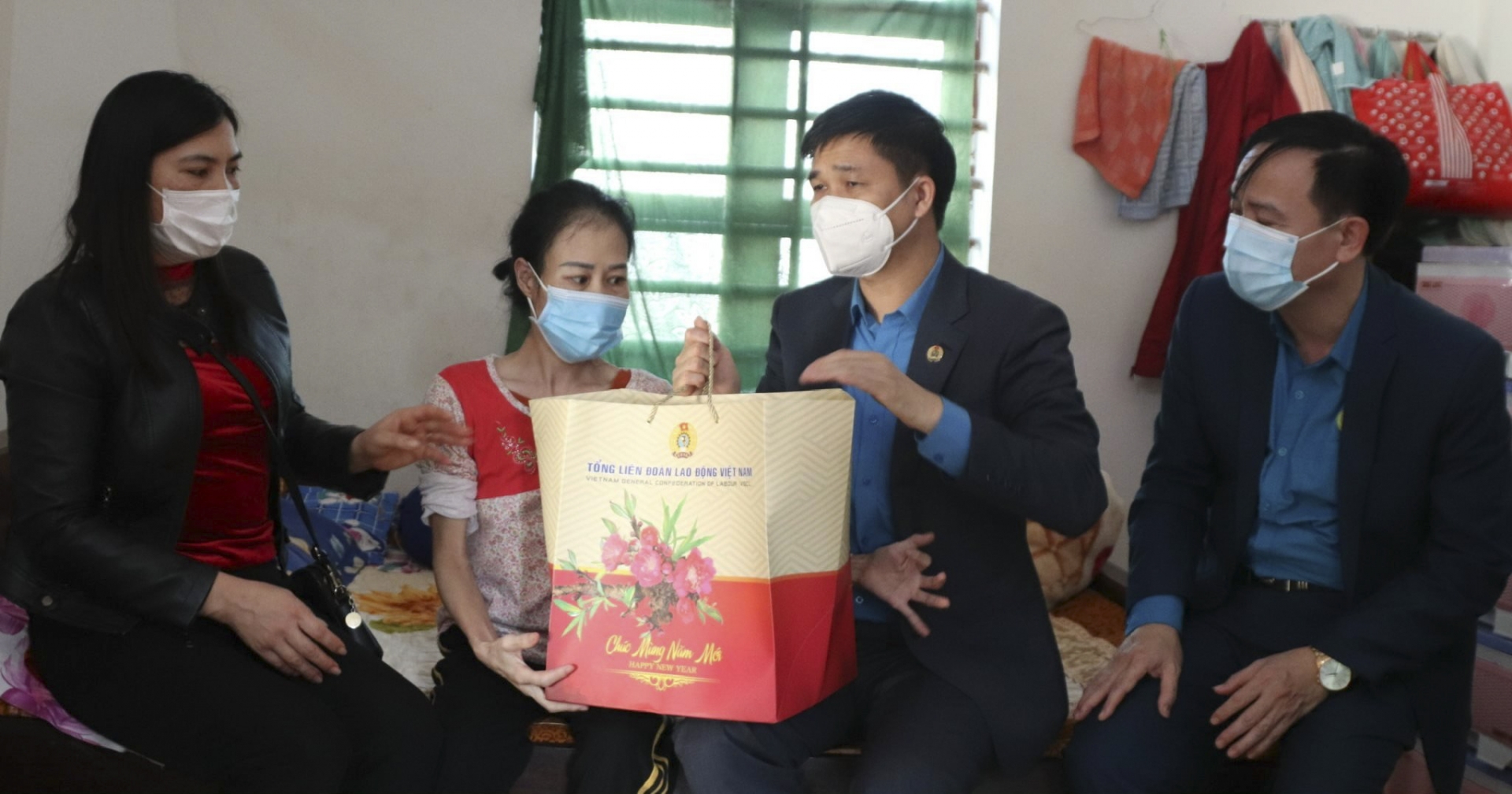 Thăm hỏi, tặng quà cho NLĐ có hoàn cảnh khó khăn tại Hà Tĩnh Phó Chủ tịch Tổng LĐLĐ Việt Nam Ngọ Duy Hiểu trao quà cho đoàn viên, NLĐ Hà Tĩnh