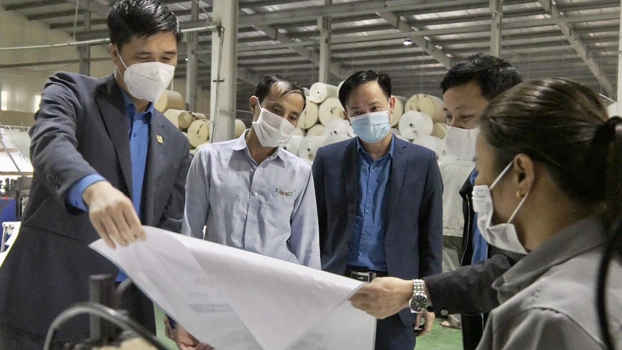 Thăm hỏi, tặng quà cho NLĐ có hoàn cảnh khó khăn tại Hà Tĩnh Phó Chủ tịch Tổng LĐLĐ Việt Nam Ngọ Duy Hiểu trao quà cho đoàn viên, NLĐ Hà Tĩnh