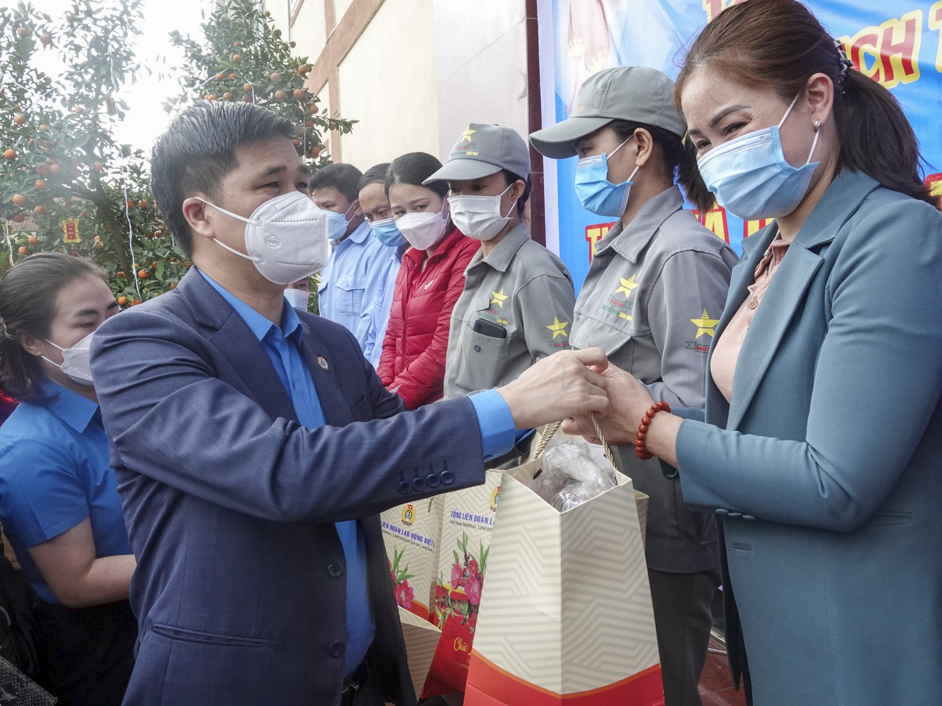 Thăm hỏi, tặng quà cho NLĐ có hoàn cảnh khó khăn tại Hà Tĩnh Thăm hỏi, tặng quà cho NLĐ có hoàn cảnh khó khăn tại Hà Tĩnh