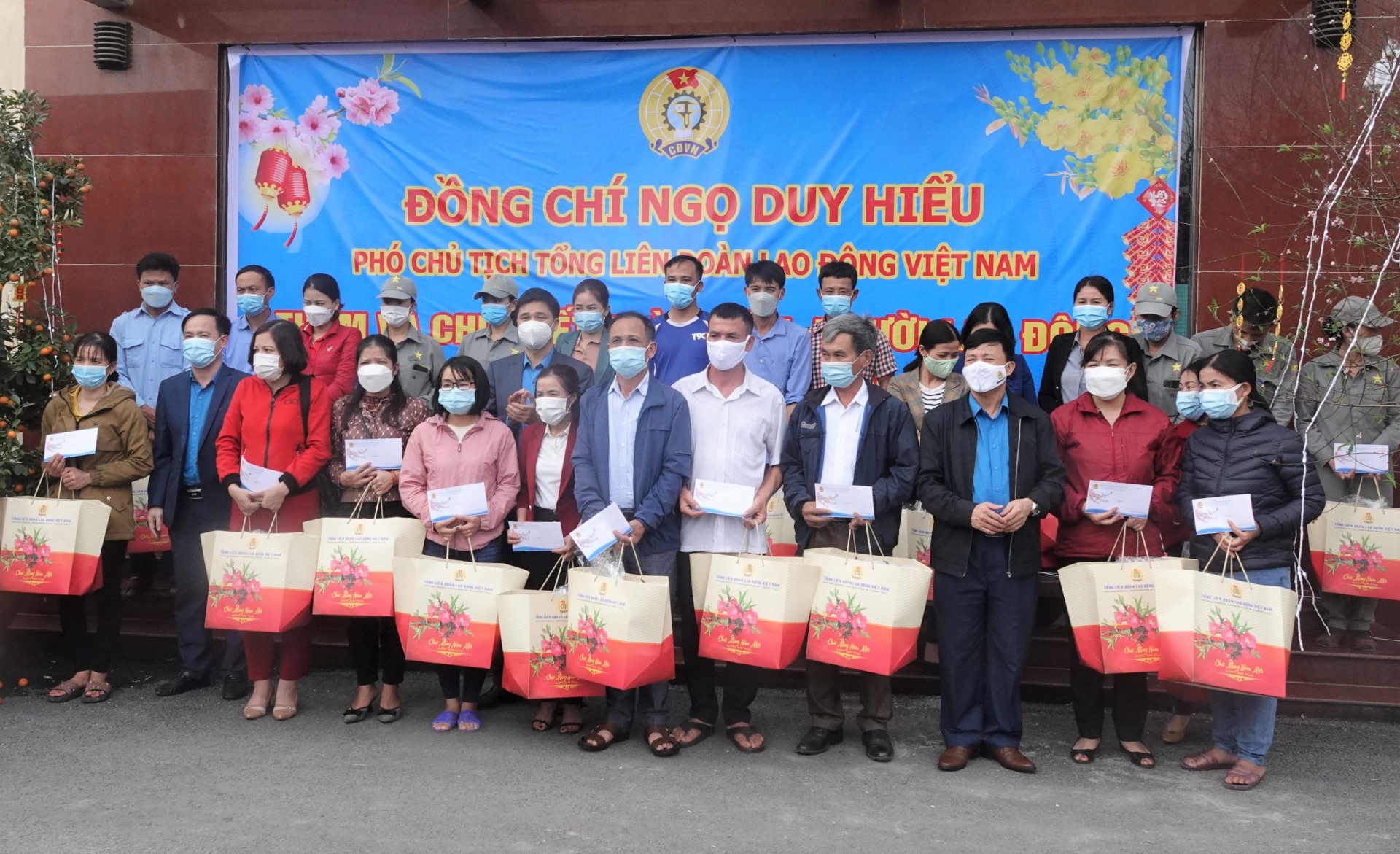 Thăm hỏi, tặng quà cho NLĐ có hoàn cảnh khó khăn tại Hà Tĩnh Thăm hỏi, tặng quà cho NLĐ có hoàn cảnh khó khăn tại Hà Tĩnh