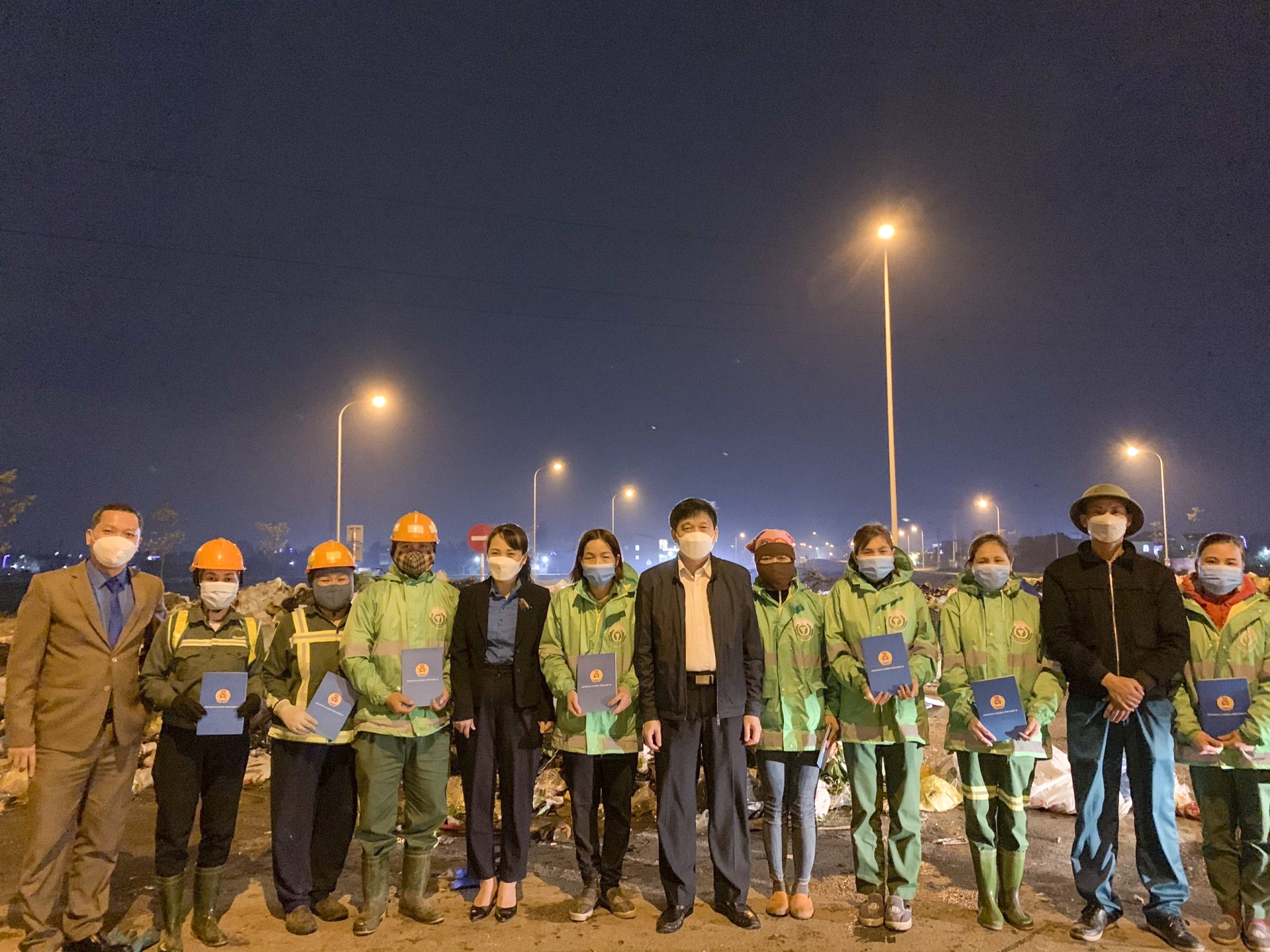 LĐLĐ Nghệ An: Tặng quà cho người lao động làm việc đêm giao thừa LĐLĐ Nghệ An: Tặng quà cho người lao động làm việc đêm giao thừa