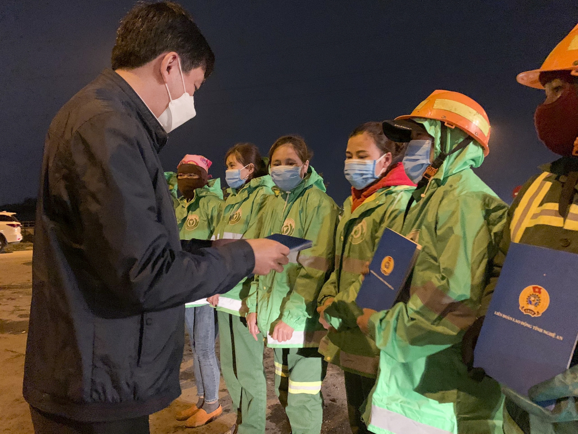 LĐLĐ Nghệ An: Tặng quà cho người lao động làm việc đêm giao thừa LĐLĐ Nghệ An: Tặng quà cho người lao động làm việc đêm giao thừa