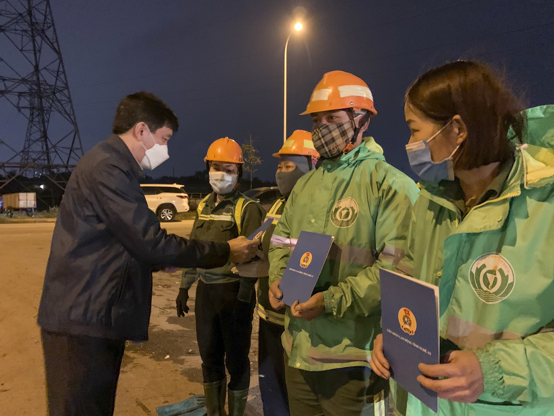 LĐLĐ Nghệ An: Tặng quà cho người lao động làm việc đêm giao thừa LĐLĐ Nghệ An: Tặng quà cho người lao động làm việc đêm giao thừa