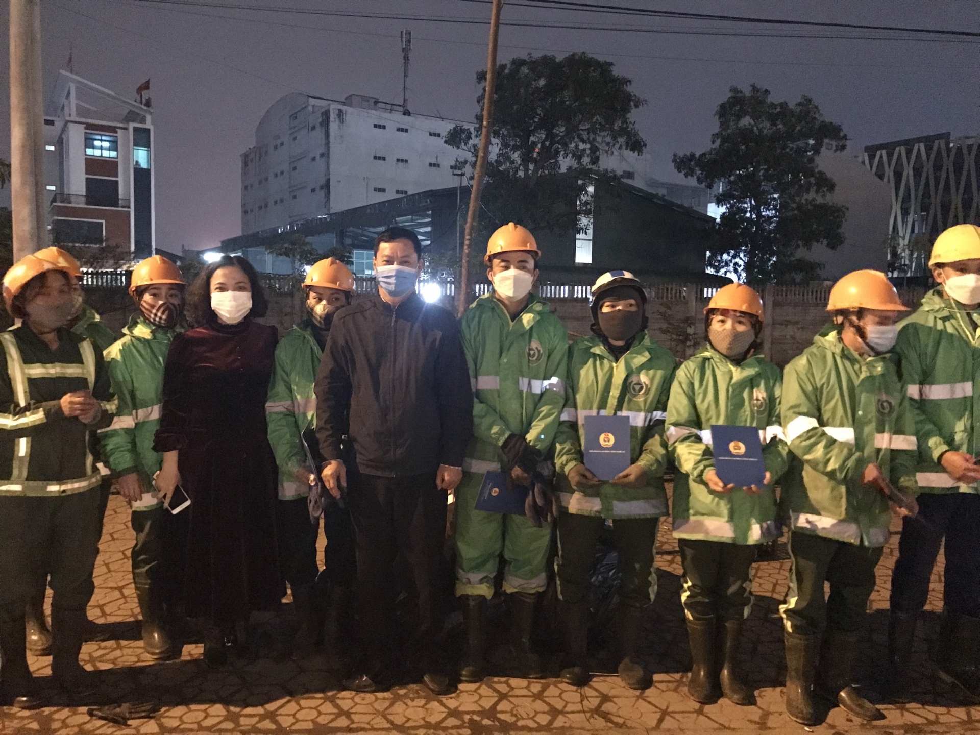 LĐLĐ Nghệ An: Tặng quà cho người lao động làm việc đêm giao thừa LĐLĐ Nghệ An: Tặng quà cho người lao động làm việc đêm giao thừa