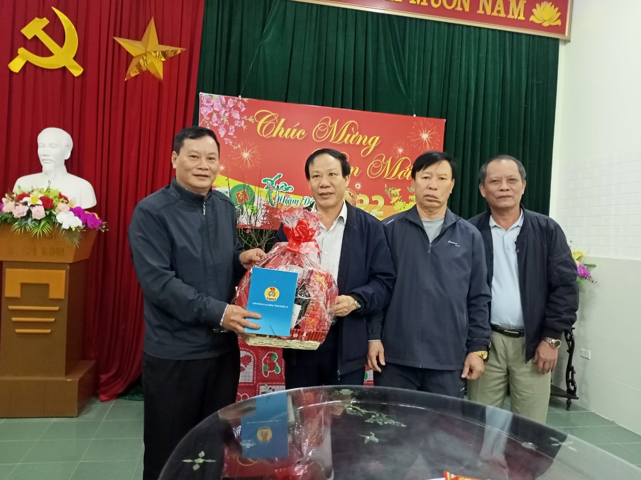 LĐLĐ Nghệ An: Tặng quà cho người lao động làm việc đêm giao thừa LĐLĐ Nghệ An: Tặng quà cho người lao động làm việc đêm giao thừa