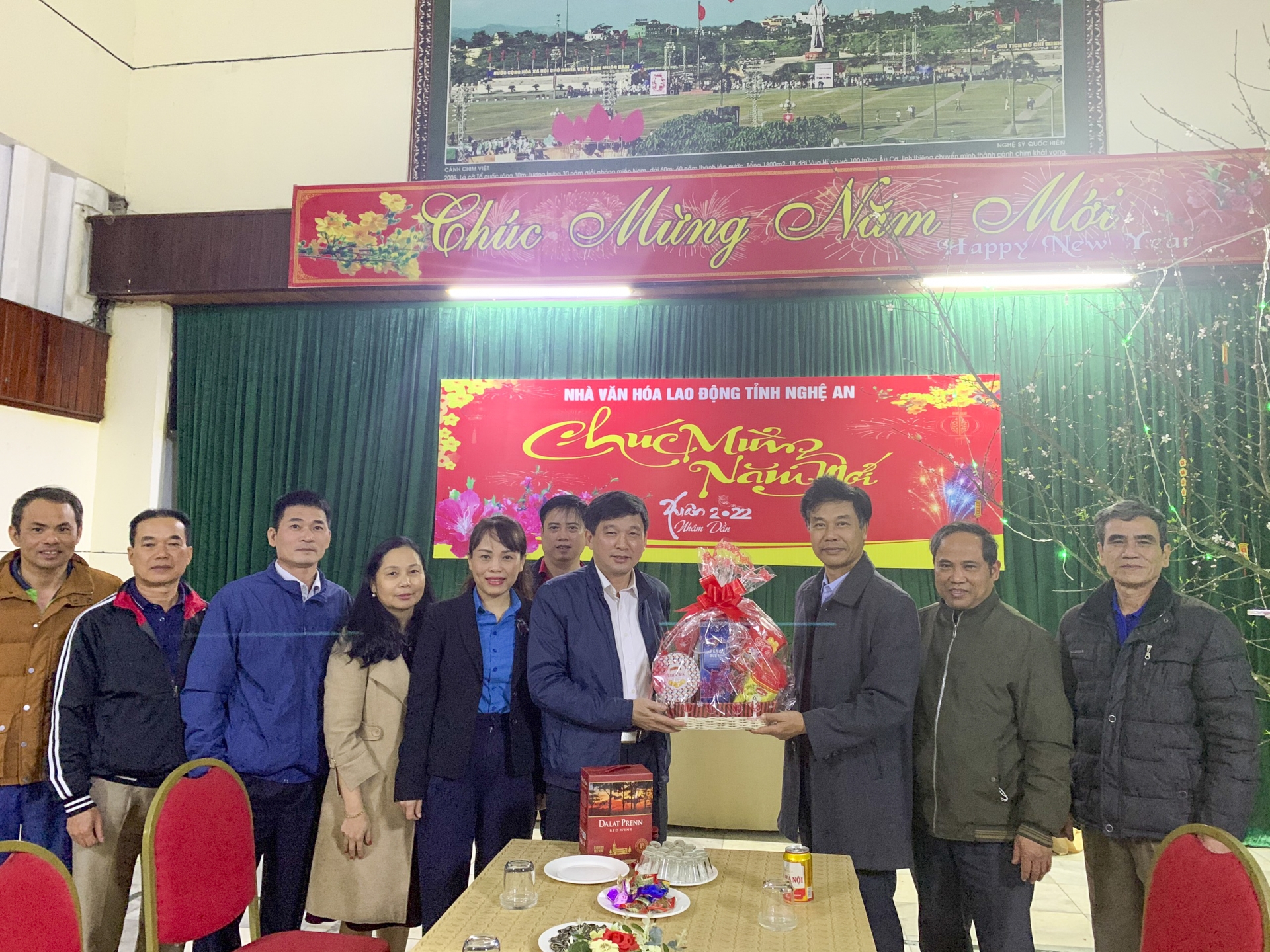 LĐLĐ Nghệ An: Tặng quà cho người lao động làm việc đêm giao thừa LĐLĐ Nghệ An: Tặng quà cho người lao động làm việc đêm giao thừa