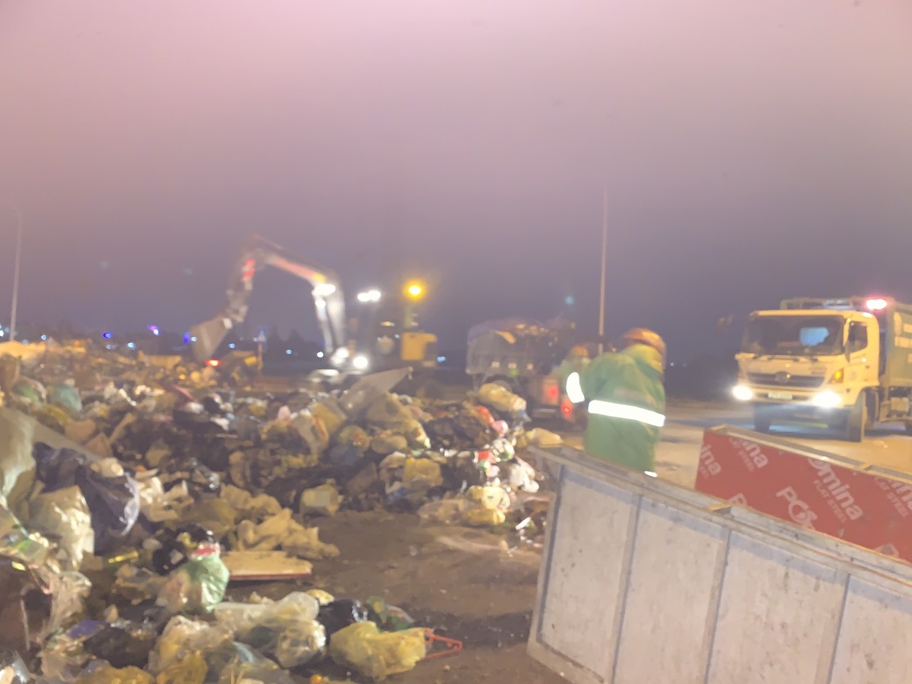 Lãnh đạo LĐLĐ Nghệ An tặng quà cho đoàn viên, người lao động làm việc đêm giao thừa Lãnh đạo LĐLĐ Nghệ An tặng quà cho đoàn viên, người lao động làm việc đêm giao thừa