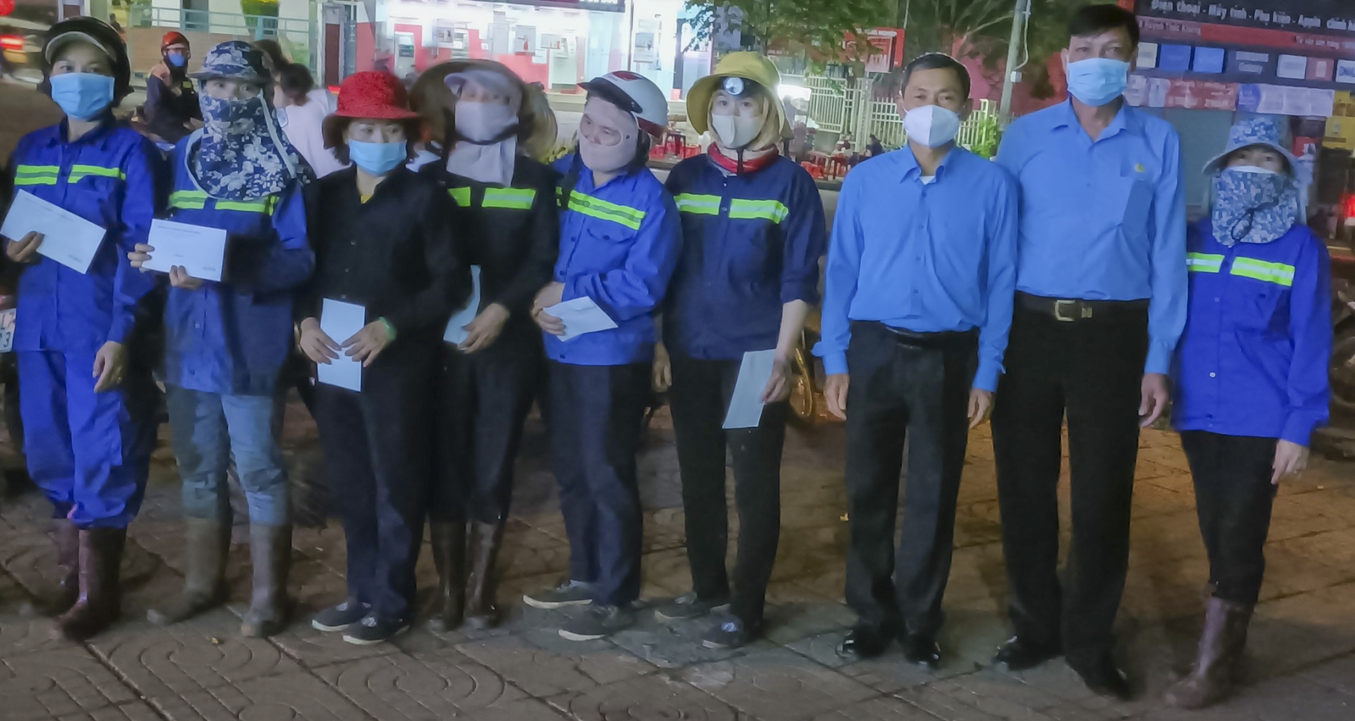 Đắk Lắk, Đắk Nông: Lãnh đạo tỉnh tặng quà cho công nhân làm việc đêm giao thừa Đắk Lắk, Đắk Nông: Lãnh đạo tỉnh tặng quà cho công nhân làm việc đêm giao thừa