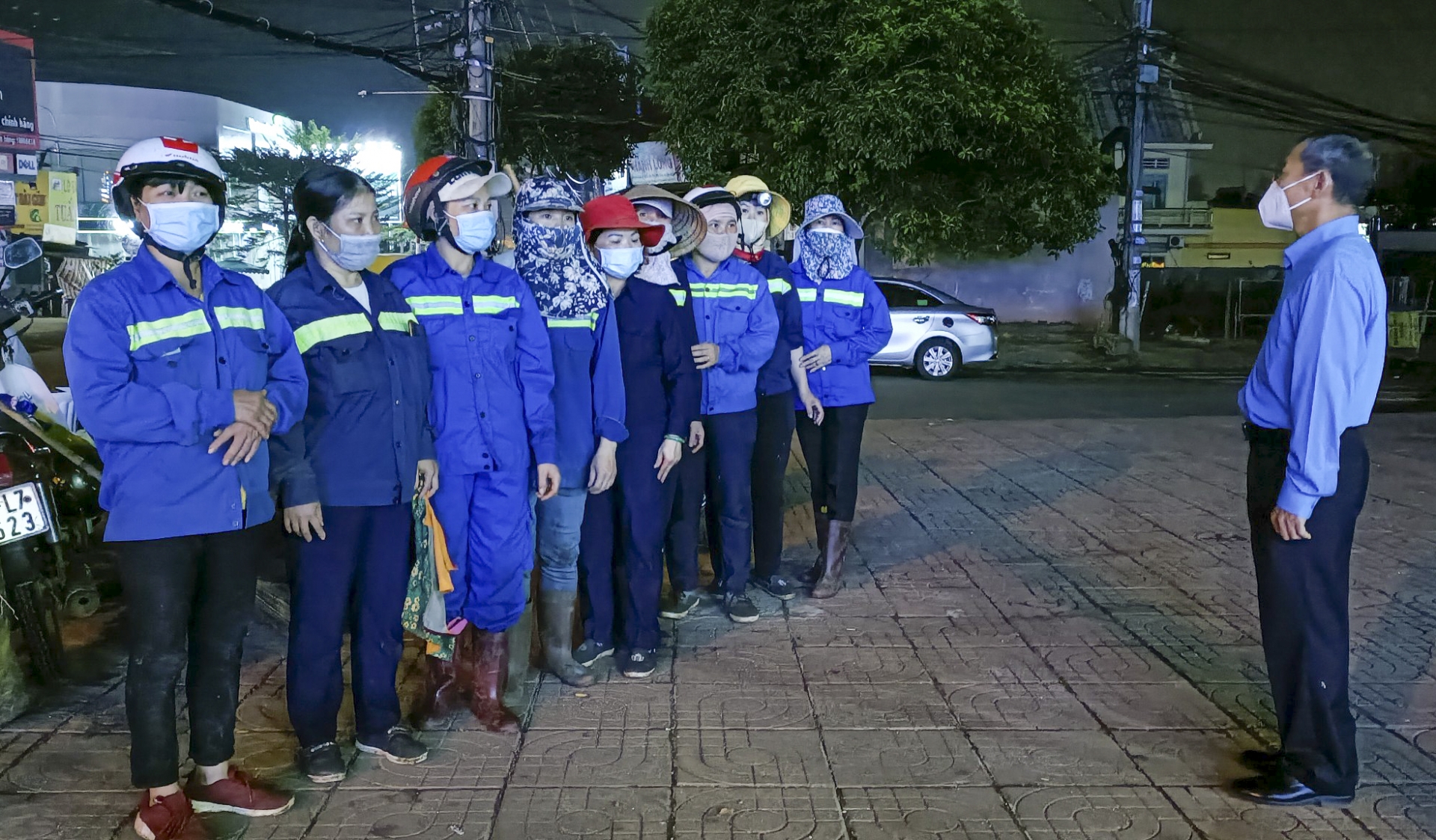 Đắk Lắk, Đắk Nông: Lãnh đạo tỉnh tặng quà cho công nhân làm việc đêm giao thừa Đắk Lắk, Đắk Nông: Lãnh đạo tỉnh tặng quà cho công nhân làm việc đêm giao thừa