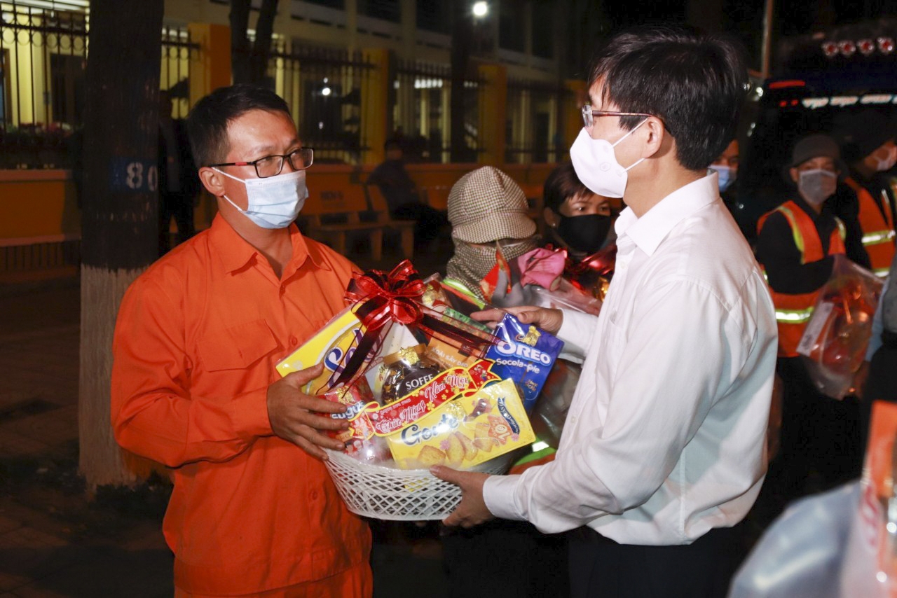 Đắk Lắk, Đắk Nông: Lãnh đạo tỉnh tặng quà cho công nhân làm việc đêm giao thừa Đắk Lắk, Đắk Nông: Lãnh đạo tỉnh tặng quà cho công nhân làm việc đêm giao thừa