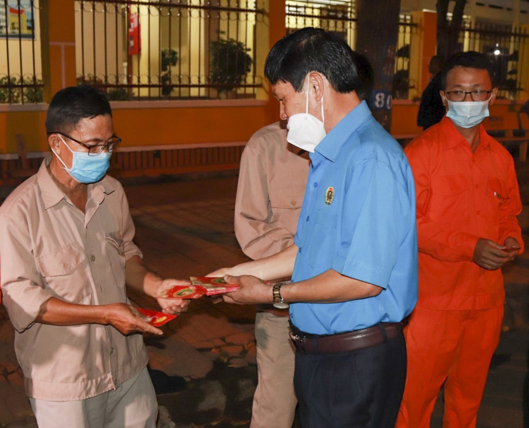 Đắk Lắk, Đắk Nông: Lãnh đạo tỉnh tặng quà cho công nhân làm việc đêm giao thừa Đắk Lắk, Đắk Nông: Lãnh đạo tỉnh tặng quà cho công nhân làm việc đêm giao thừa