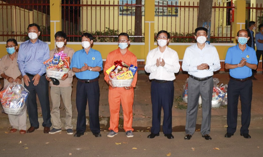 Đắk Lắk, Đắk Nông: Lãnh đạo tỉnh tặng quà cho công nhân làm việc đêm giao thừa Đắk Lắk, Đắk Nông: Lãnh đạo tỉnh tặng quà cho công nhân làm việc đêm giao thừa