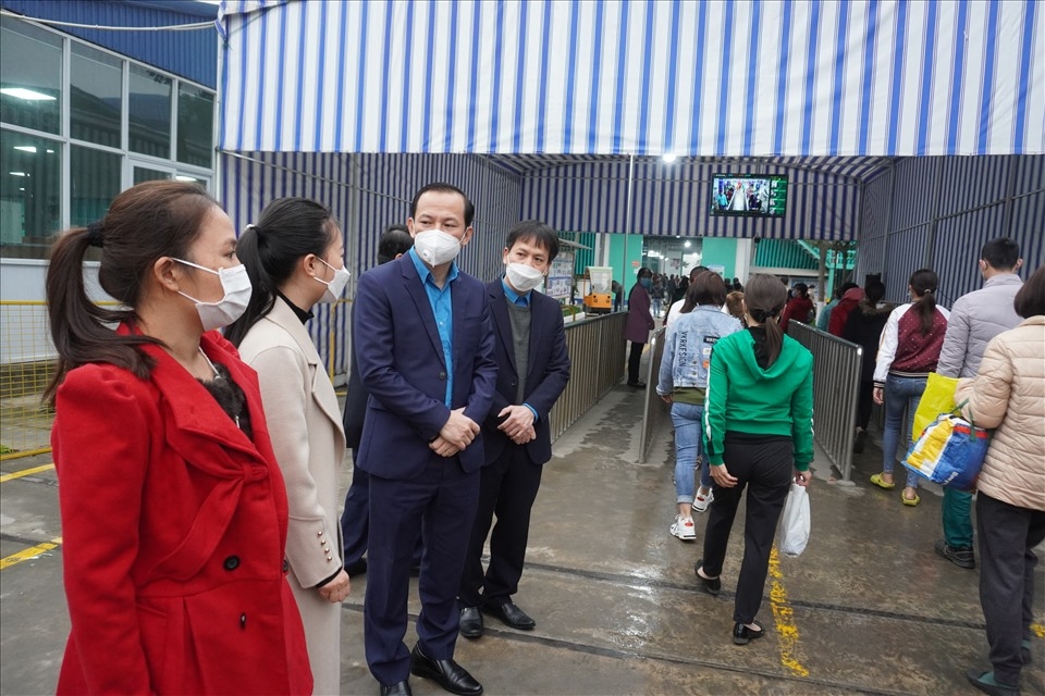 Công đoàn các tỉnh Bắc Trung Bộ trao quà cho đoàn viên, NLĐ trong ngày đi làm trở lại