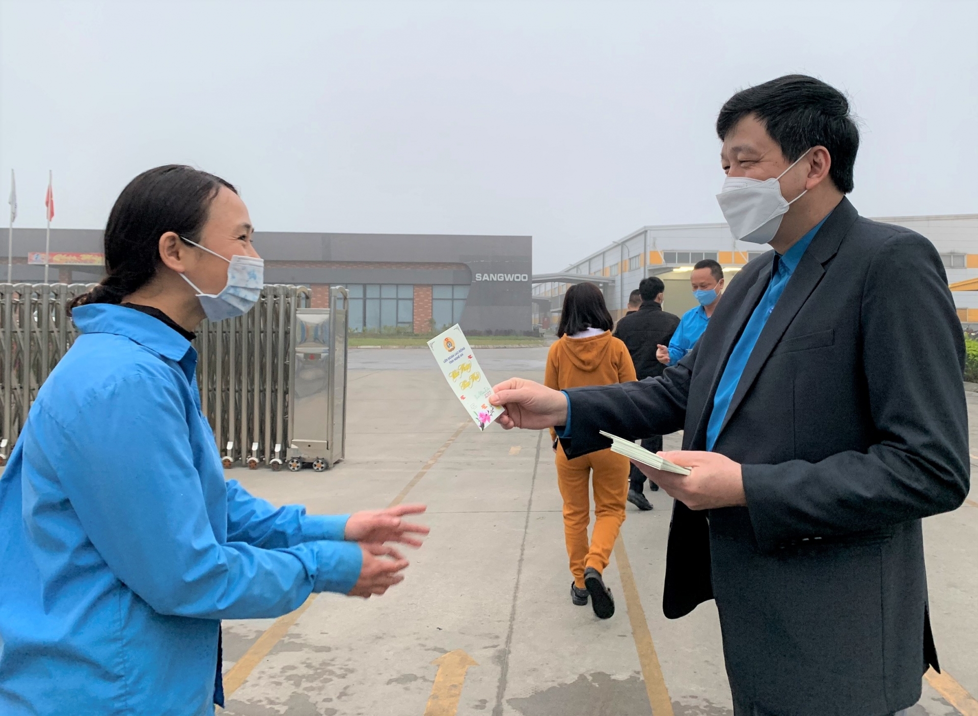 Công đoàn các tỉnh Bắc Trung Bộ trao quà cho đoàn viên, NLĐ trong ngày đi làm trở lại