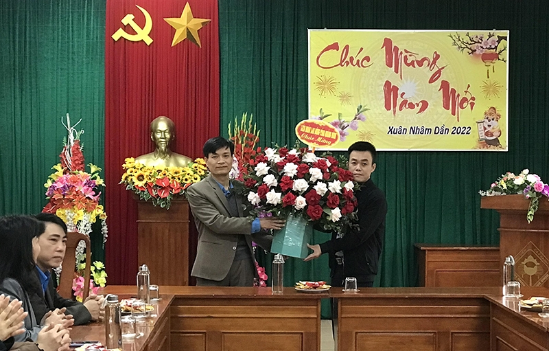 Công đoàn các tỉnh Bắc Trung Bộ trao quà cho đoàn viên, NLĐ trong ngày đi làm trở lại