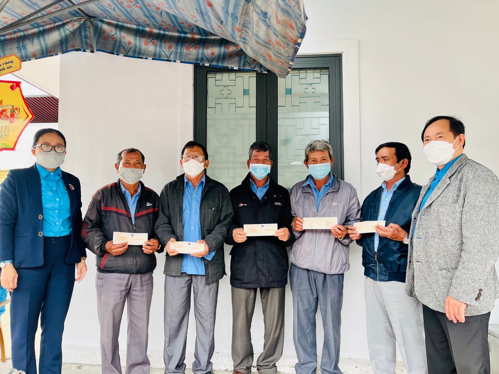 Công đoàn các tỉnh Bắc Trung Bộ trao quà cho công nhân trong ngày đầu đi làm trở lại