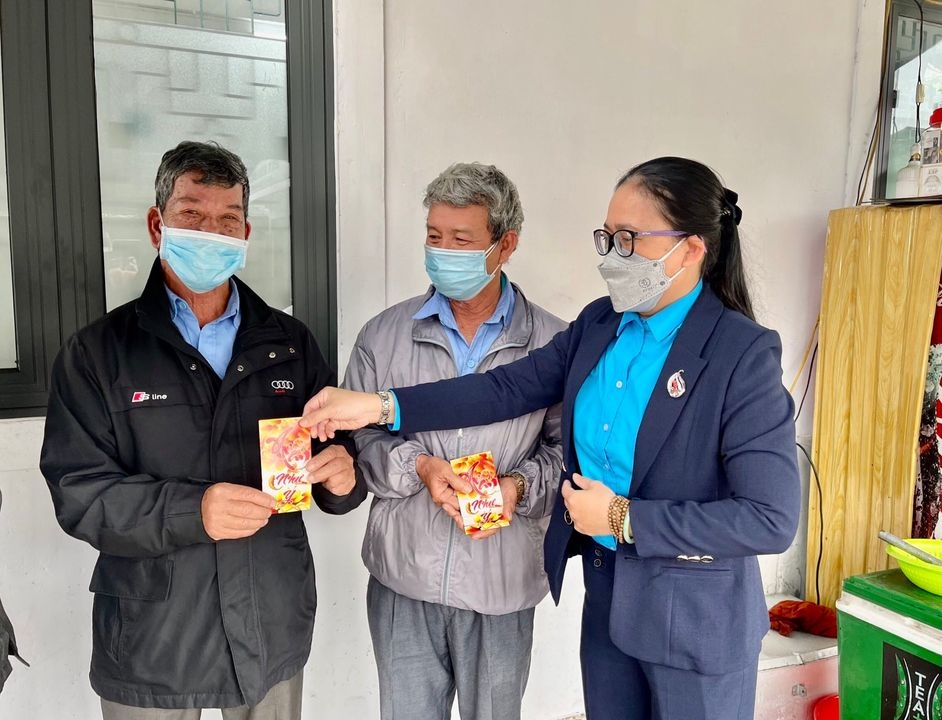 Công đoàn các tỉnh Bắc Trung Bộ trao quà cho công nhân trong ngày đầu đi làm trở lại