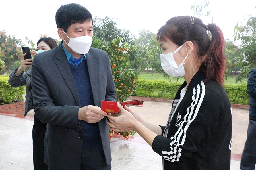 Công đoàn các tỉnh Bắc Trung Bộ trao quà cho đoàn viên, NLĐ trong ngày đi làm trở lại