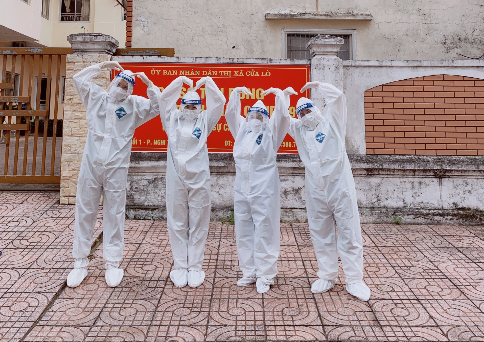 Những bông hoa đẹp nhất dành cho nữ CCVCLĐ ngành Y tế tham gia phòng chống dịch bệnh