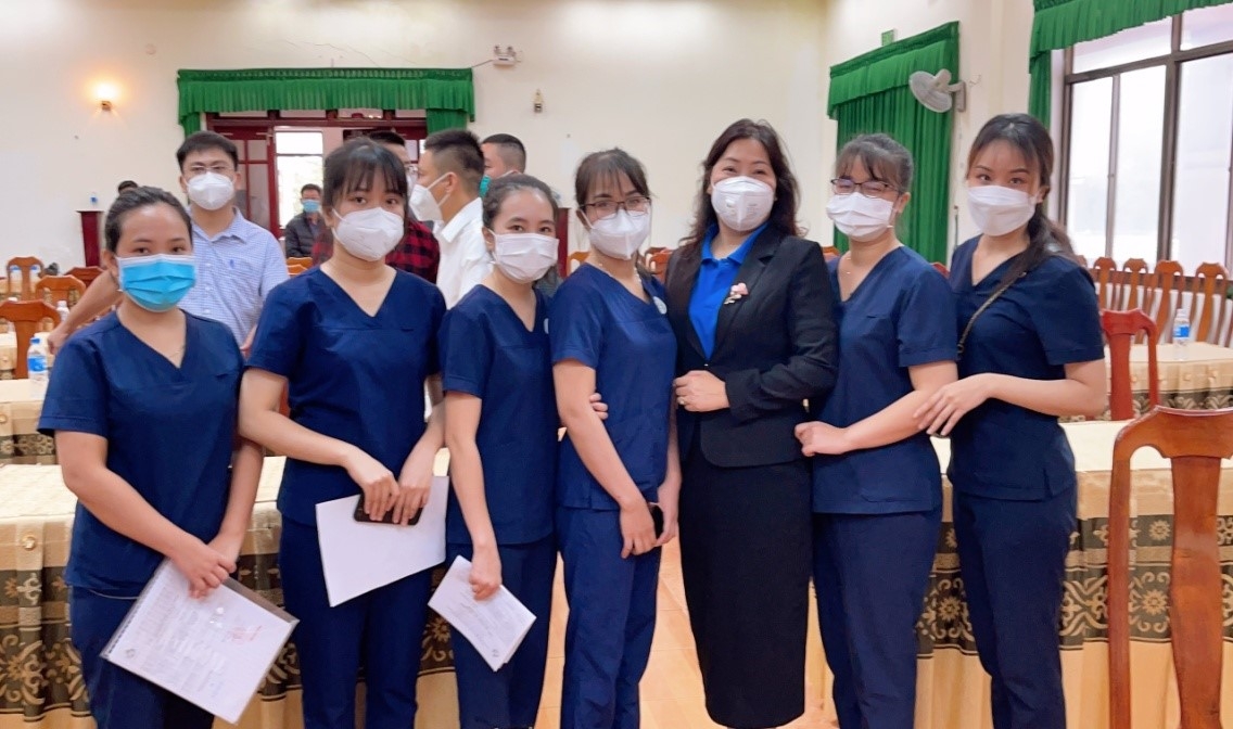 Những bông hoa đẹp nhất dành cho nữ CCVCLĐ ngành Y tế tham gia phòng chống dịch bệnh