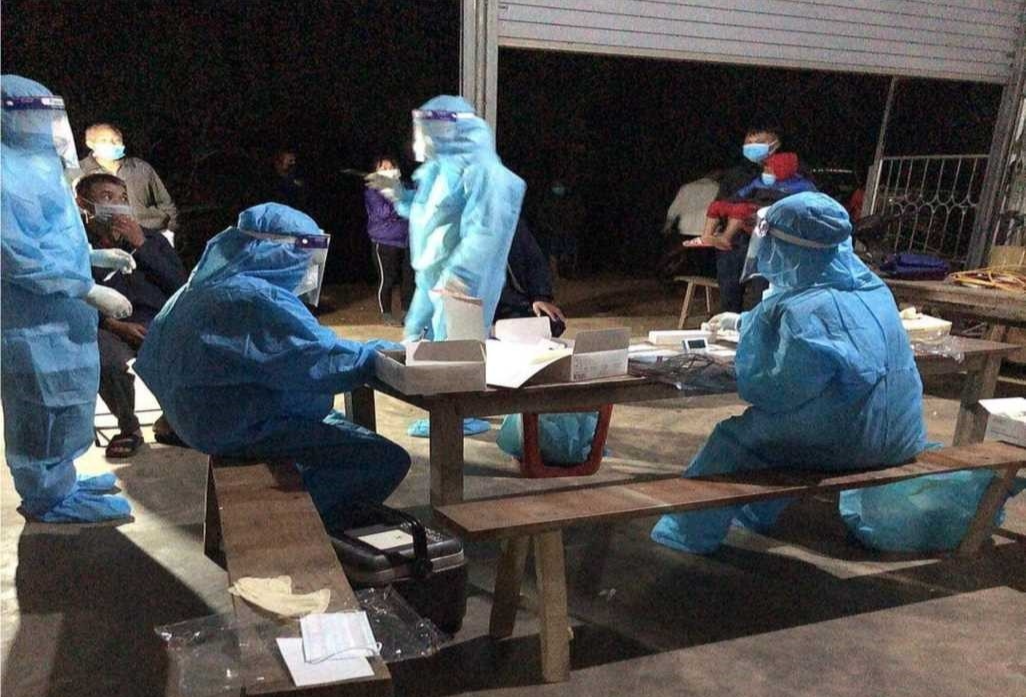 Những bông hoa đẹp nhất dành cho nữ CCVCLĐ ngành Y tế tham gia phòng chống dịch bệnh