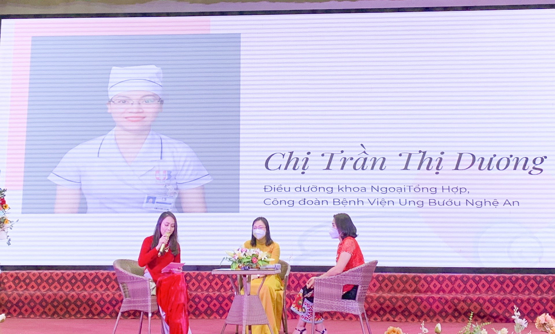 Nghệ An: Tôn vinh những nữ chiến sĩ áo trắng đang chiến đấu cho sức khỏe của người dân Nghệ An: Tôn vinh những nữ chiến sĩ áo trắng đang chiến đấu cho sức khỏe của người dân