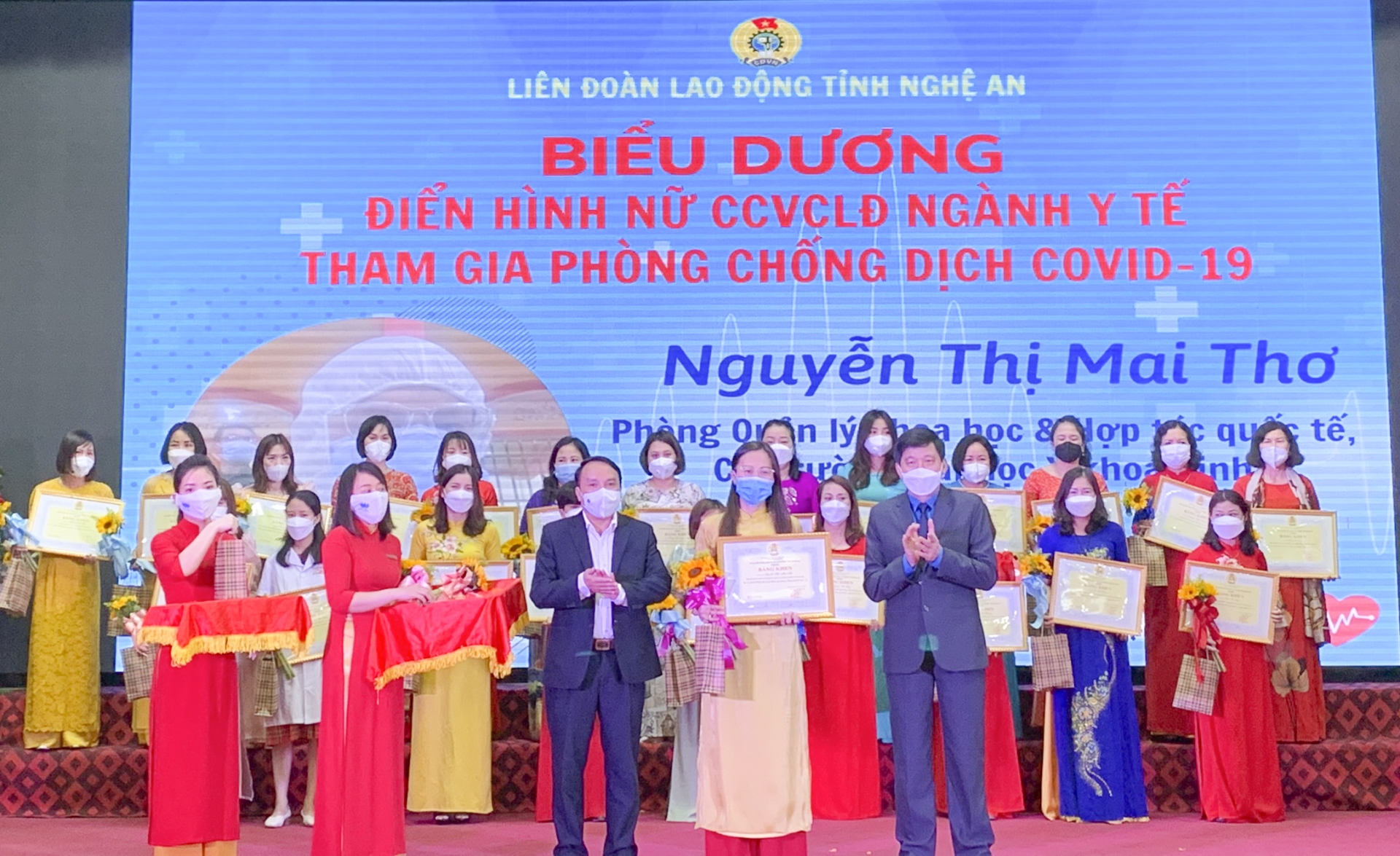 Nghệ An: Tôn vinh những nữ chiến sĩ áo trắng đang chiến đấu cho sức khỏe của người dân Nghệ An: Tôn vinh những nữ chiến sĩ áo trắng đang chiến đấu cho sức khỏe của người dân