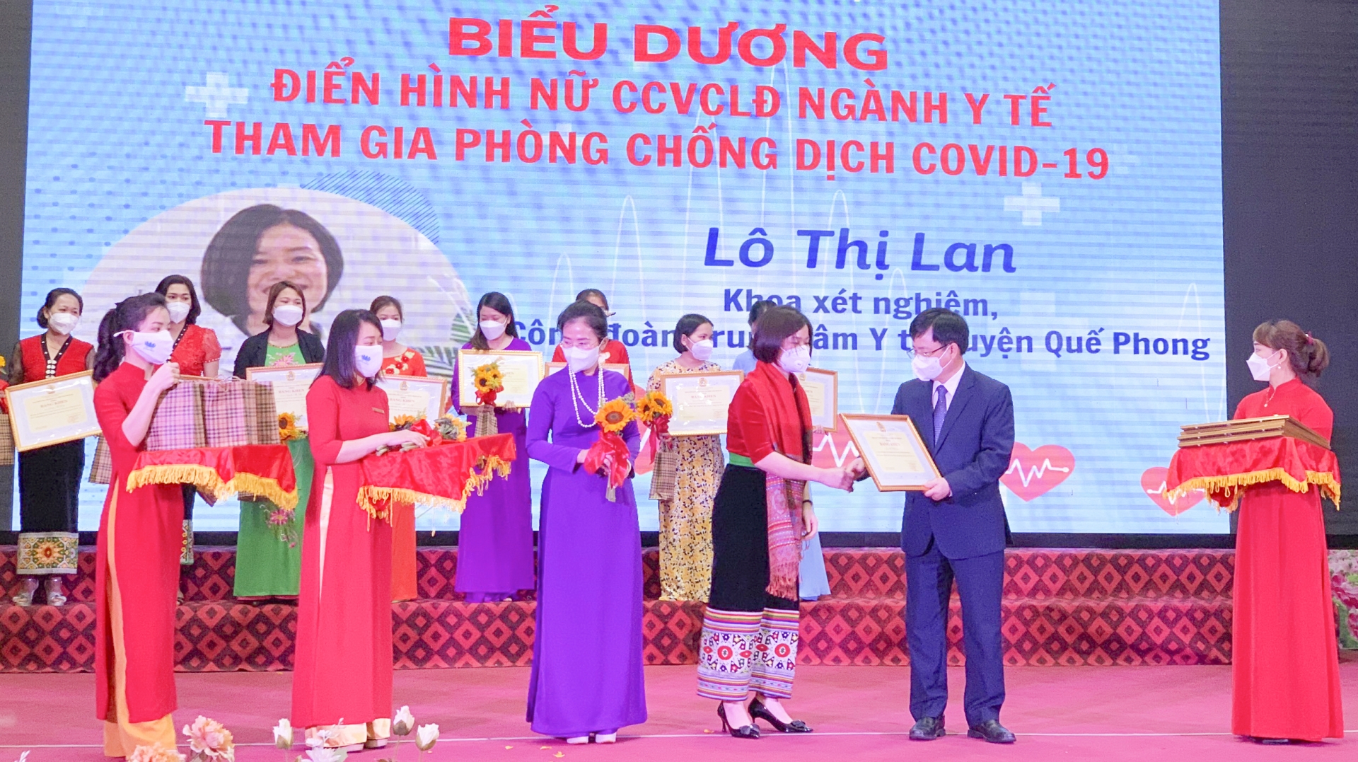 Nghệ An: Tôn vinh những nữ chiến sĩ áo trắng đang chiến đấu cho sức khỏe của người dân Nghệ An: Tôn vinh những nữ chiến sĩ áo trắng đang chiến đấu cho sức khỏe của người dân