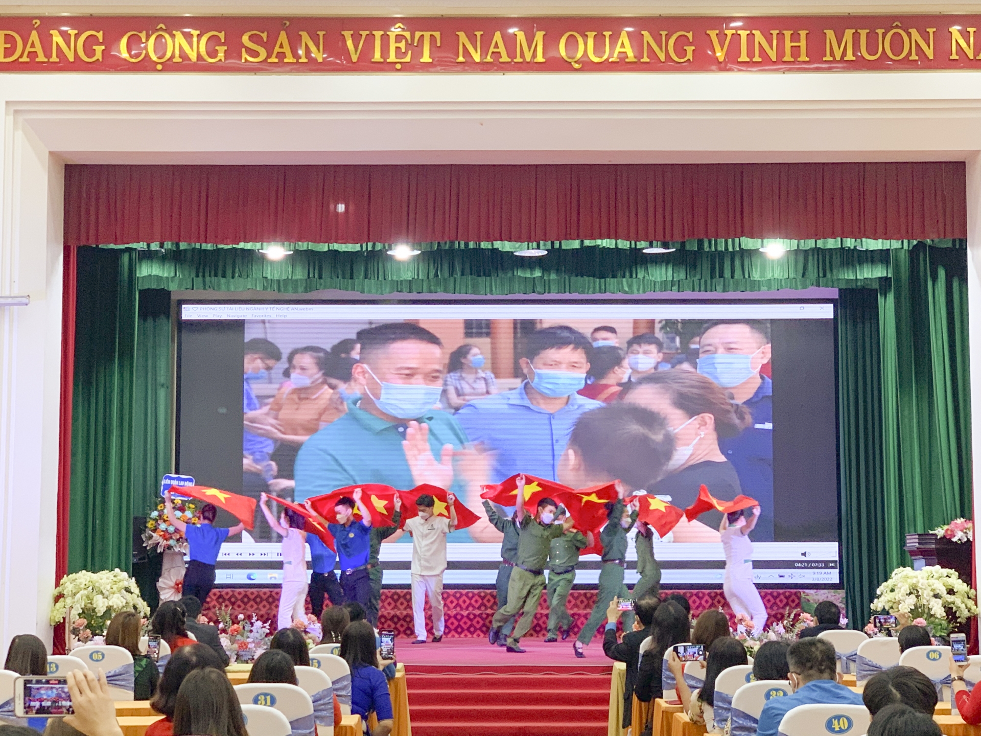 Nghệ An: Tôn vinh những nữ chiến sĩ áo trắng đang chiến đấu cho sức khỏe của người dân Nghệ An: Tôn vinh những nữ chiến sĩ áo trắng đang chiến đấu cho sức khỏe của người dân