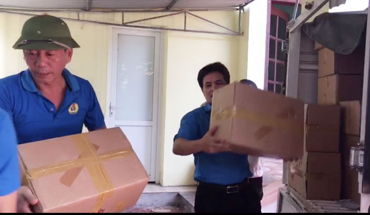 LĐLĐ Nghệ An tặng cá khô cho công nhân Bắc Giang, Bắc Ninh LĐLĐ Nghệ An tặng cá khô cho công nhân Bắc Giang, Bắc Ninh