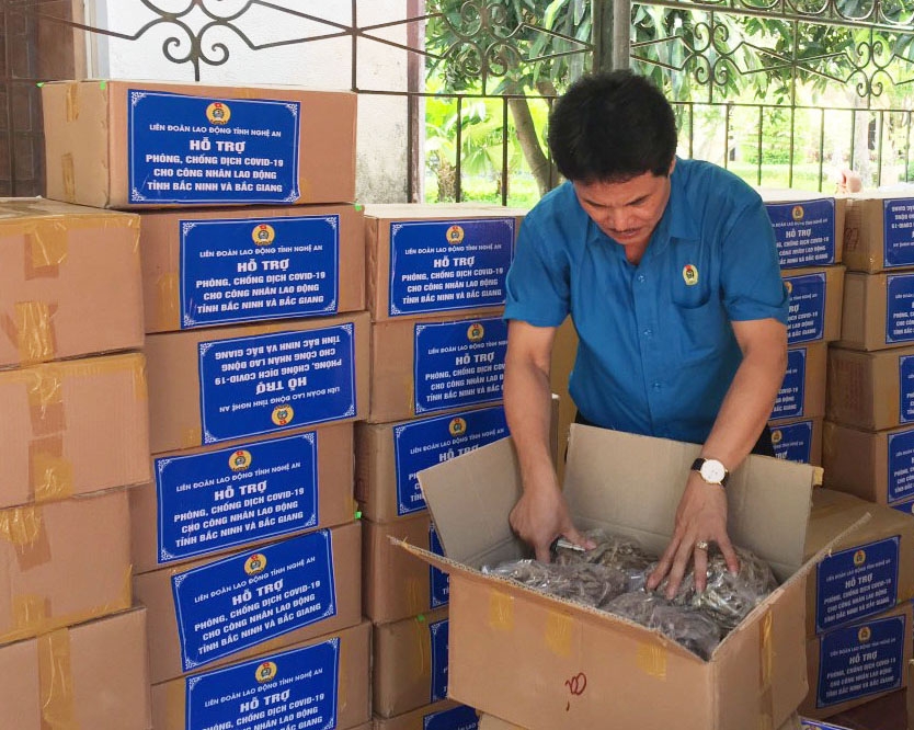 LĐLĐ Nghệ An hỗ trợ thực phẩm cho CNVCLĐ hai tỉnh Bắc Ninh, Bắc Giang LĐLĐ Nghệ An hỗ trợ thực phẩm cho CNVCLĐ hai tỉnh Bắc Ninh, Bắc Giang