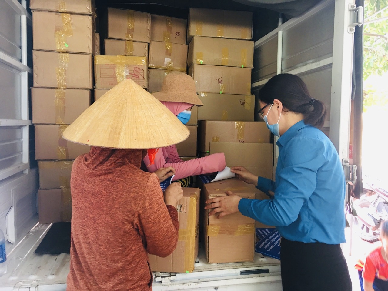 LĐLĐ Nghệ An hỗ trợ thực phẩm cho công nhân hai tỉnh Bắc Ninh, Bắc Giang LĐLĐ Nghệ An hỗ trợ thực phẩm cho công nhân hai tỉnh Bắc Ninh, Bắc Giang