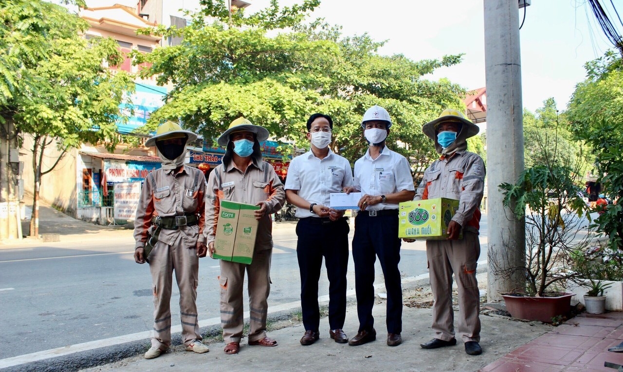 Công đoàn Tổng Công ty Điện lực miền Bắc hỗ trợ 4,5 tỷ đồng chăm lo cho NLĐ Công đoàn Tổng Công ty Điện lực miền Bắc hỗ trợ 4,5 tỷ đồng chăm lo cho NLĐ