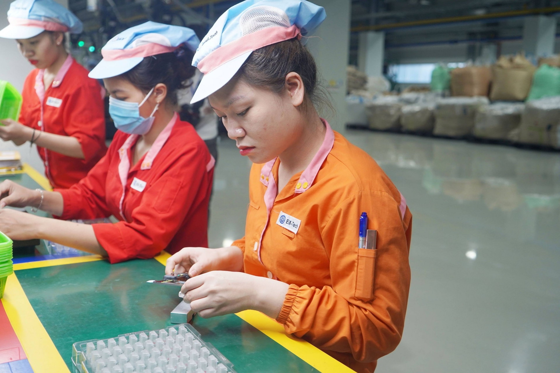 Đồng phục Công ty TNHH EM-tech Nghệ An: Chất bền, mặc thoáng