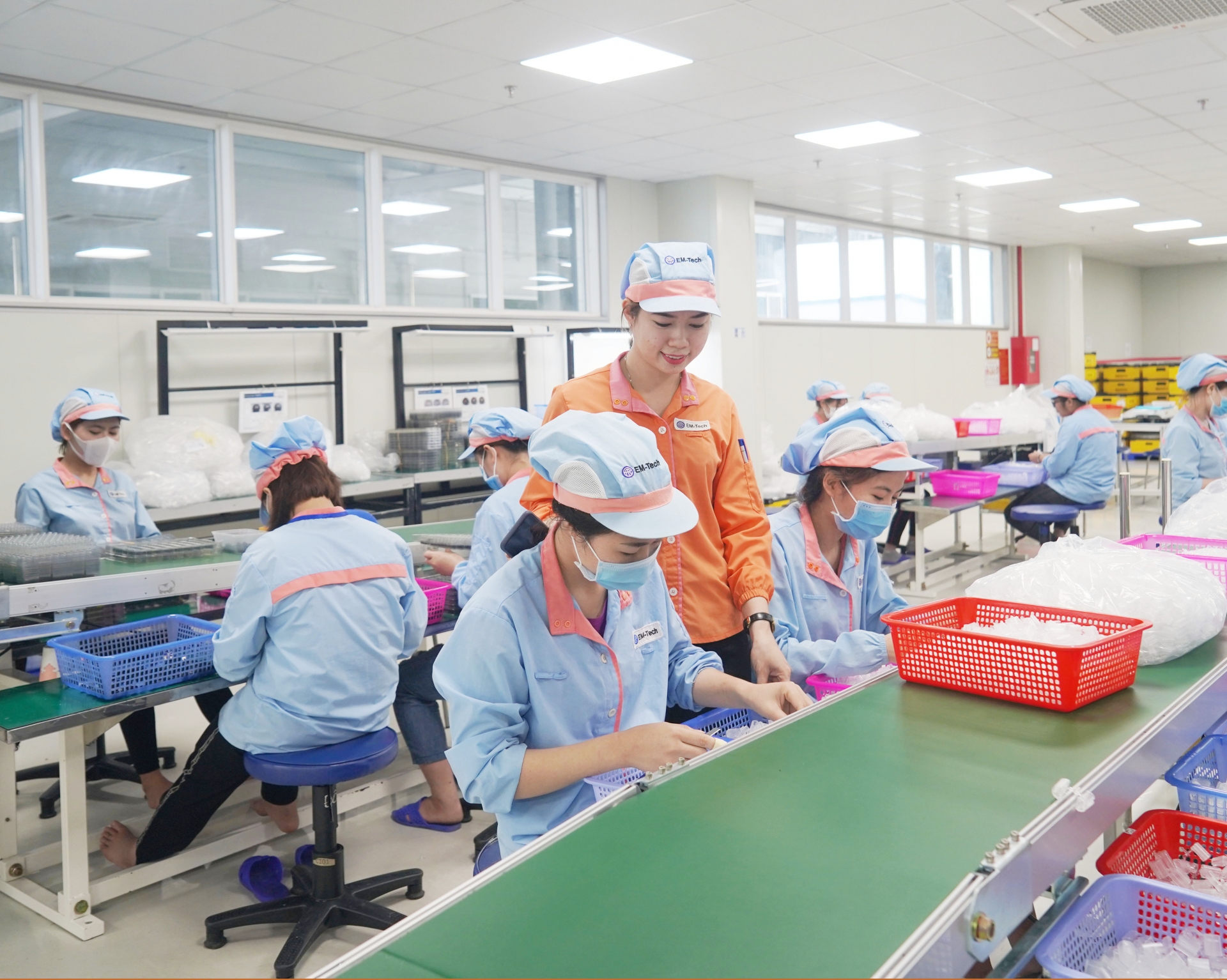 Trang phục công ty EM-tech Nghệ An