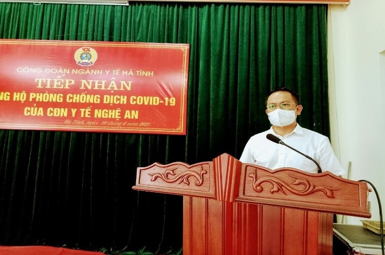 Công đoàn ngành Y tế Nghệ An trao quà cho cán bộ y tế Hà Tĩnh Công đoàn ngành Y tế Nghệ An trao quà cho cán bộ y tế Hà Tĩnh