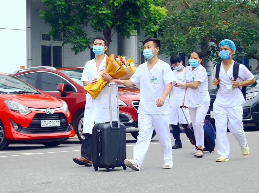 Công đoàn ngành Y tế Nghệ An trao quà cho cán bộ y tế Hà Tĩnh Công đoàn ngành Y tế Nghệ An trao quà cho cán bộ y tế Hà Tĩnh