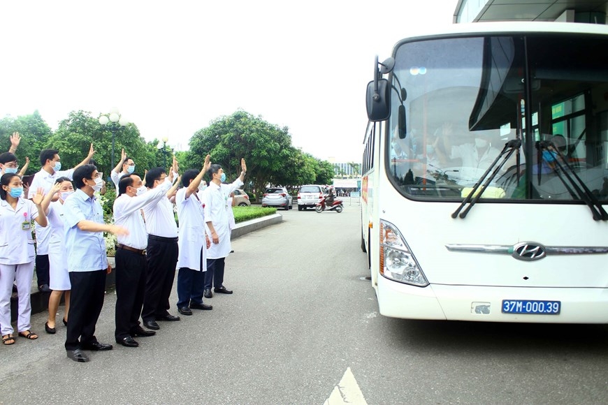 Công đoàn ngành Y tế Nghệ An trao quà cho cán bộ y tế Hà Tĩnh Công đoàn ngành Y tế Nghệ An trao quà cho cán bộ y tế Hà Tĩnh