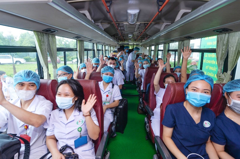 Công đoàn ngành Y tế Nghệ An trao quà cho cán bộ y tế Hà Tĩnh Công đoàn ngành Y tế Nghệ An trao quà cho cán bộ y tế Hà Tĩnh